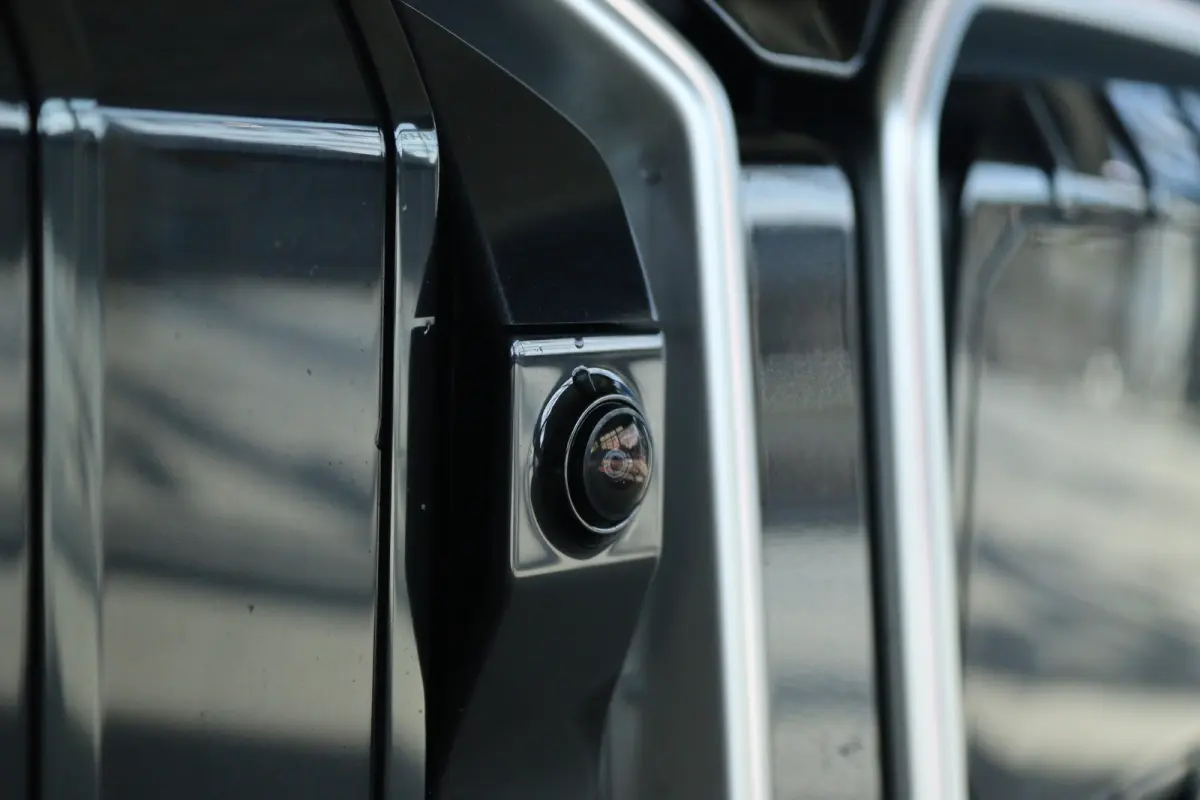 30e xDrive M-Sport | Harman & Kardon | Head-up | 360 Camera | Panoramadak | Stoelverwarming | Iconic Glow | Memory | Adaptief Led |