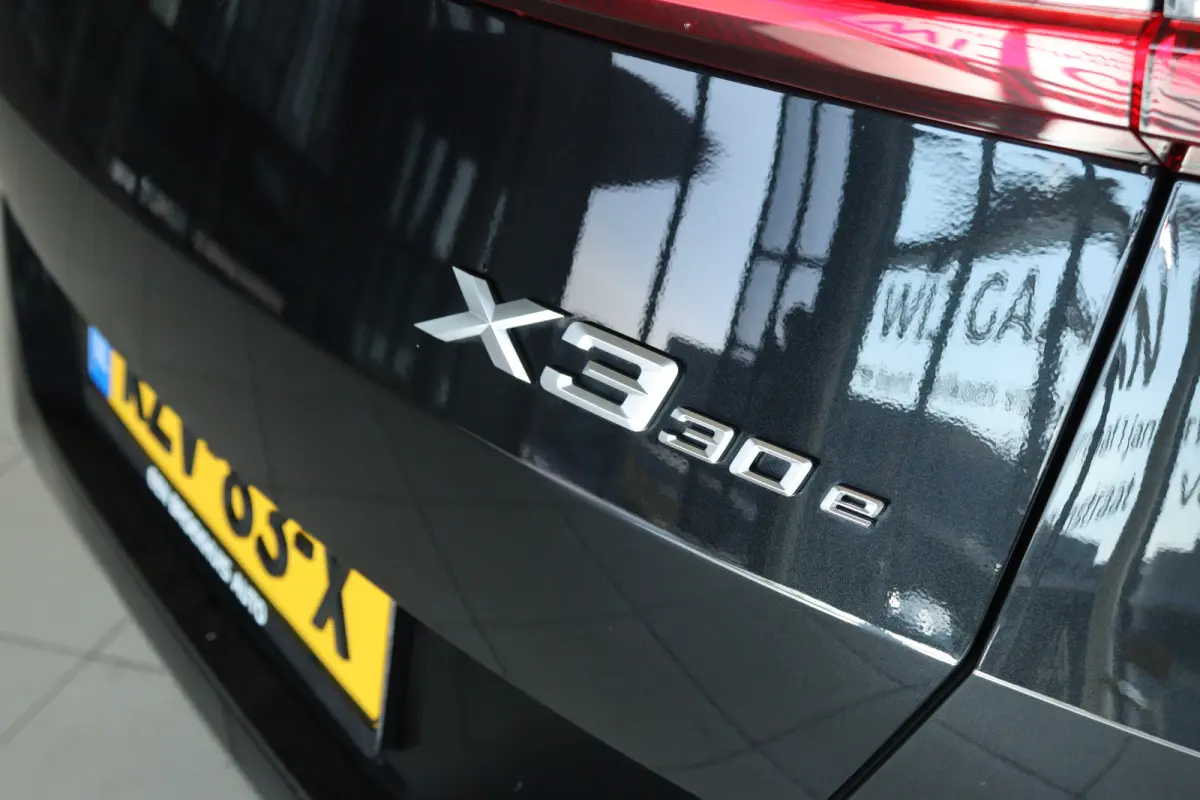 30e xDrive M-Sport | Harman & Kardon | Head-up | 360 Camera | Panoramadak | Stoelverwarming | Iconic Glow | Memory | Adaptief Led |