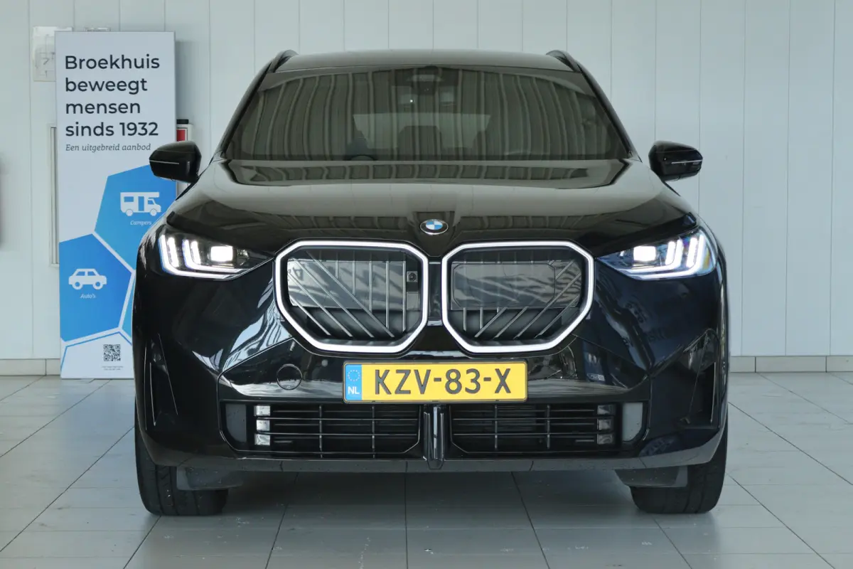 30e xDrive M-Sport | Harman & Kardon | Head-up | 360 Camera | Panoramadak | Stoelverwarming | Iconic Glow | Memory | Adaptief Led |