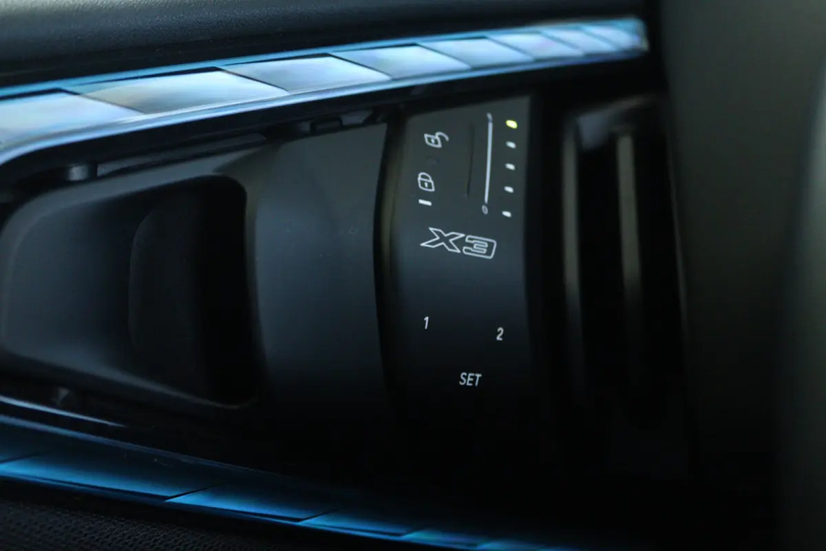 30e xDrive M-Sport | Harman & Kardon | Head-up | 360 Camera | Panoramadak | Stoelverwarming | Iconic Glow | Memory | Adaptief Led |