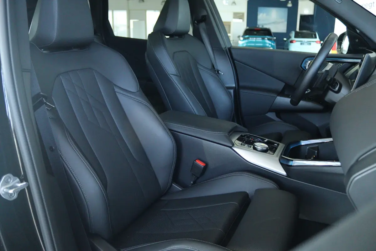 30e xDrive M-Sport | Harman & Kardon | Head-up | 360 Camera | Panoramadak | Stoelverwarming | Iconic Glow | Memory | Adaptief Led |