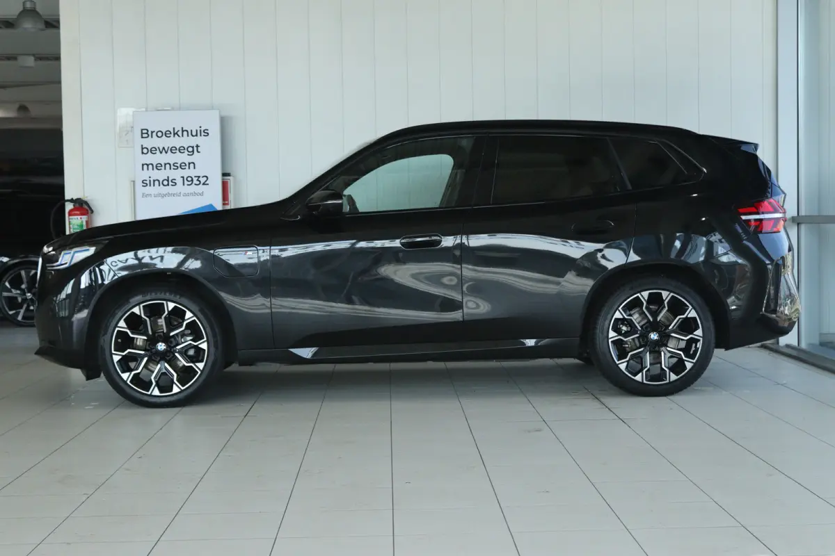 30e xDrive M-Sport | Harman & Kardon | Head-up | 360 Camera | Panoramadak | Stoelverwarming | Iconic Glow | Memory | Adaptief Led |