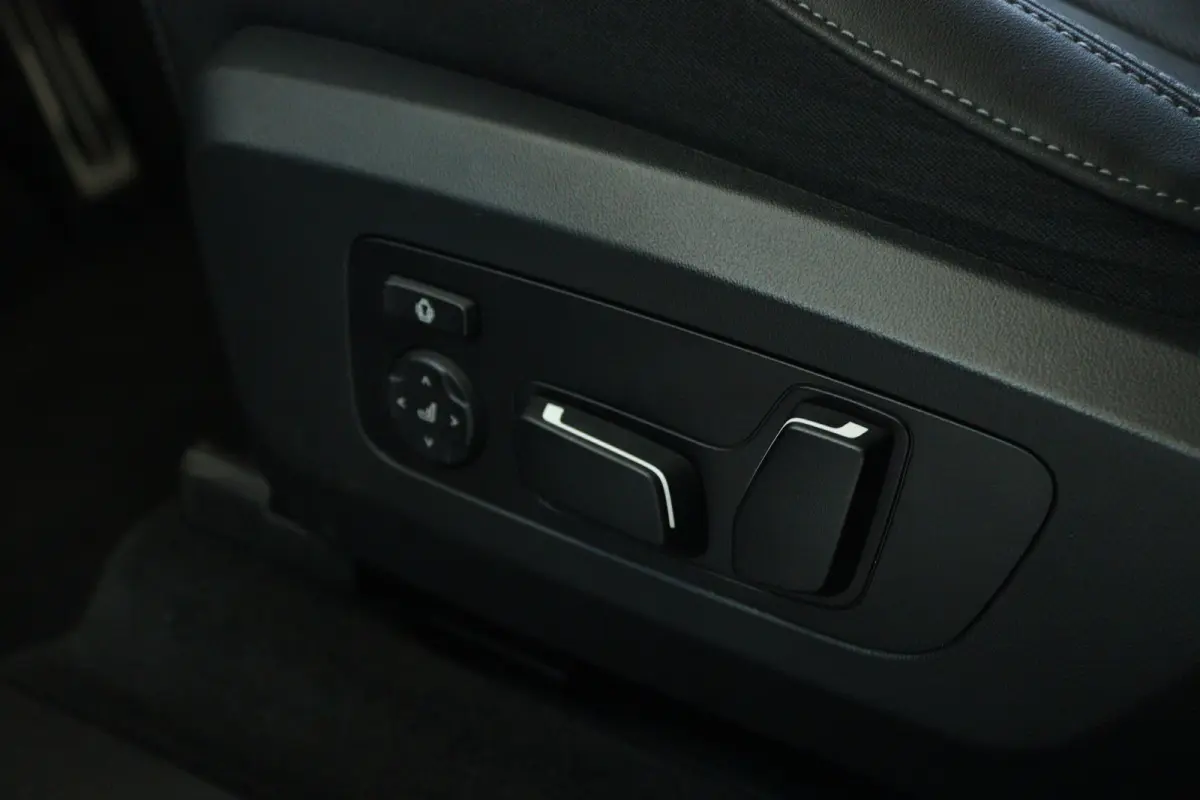 30e xDrive M-Sport | Harman & Kardon | Head-up | 360 Camera | Panoramadak | Stoelverwarming | Iconic Glow | Memory | Adaptief Led |