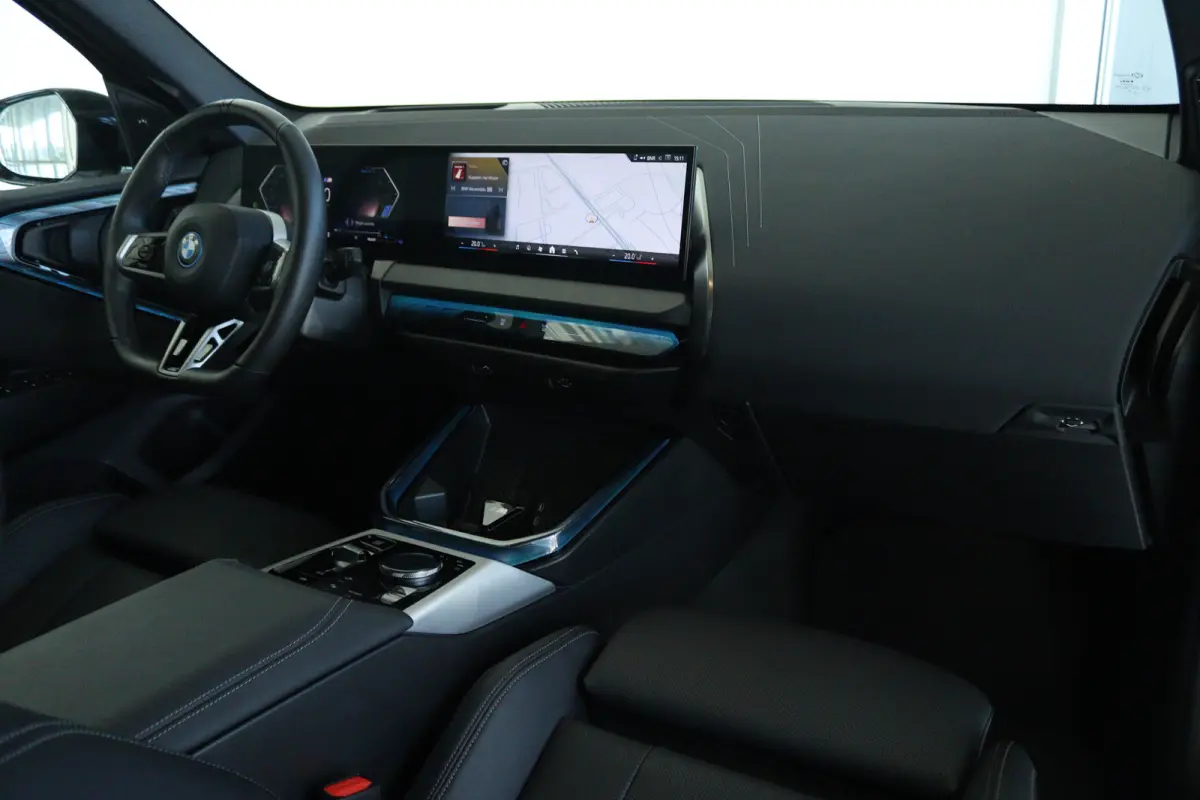 30e xDrive M-Sport | Harman & Kardon | Head-up | 360 Camera | Panoramadak | Stoelverwarming | Iconic Glow | Memory | Adaptief Led |