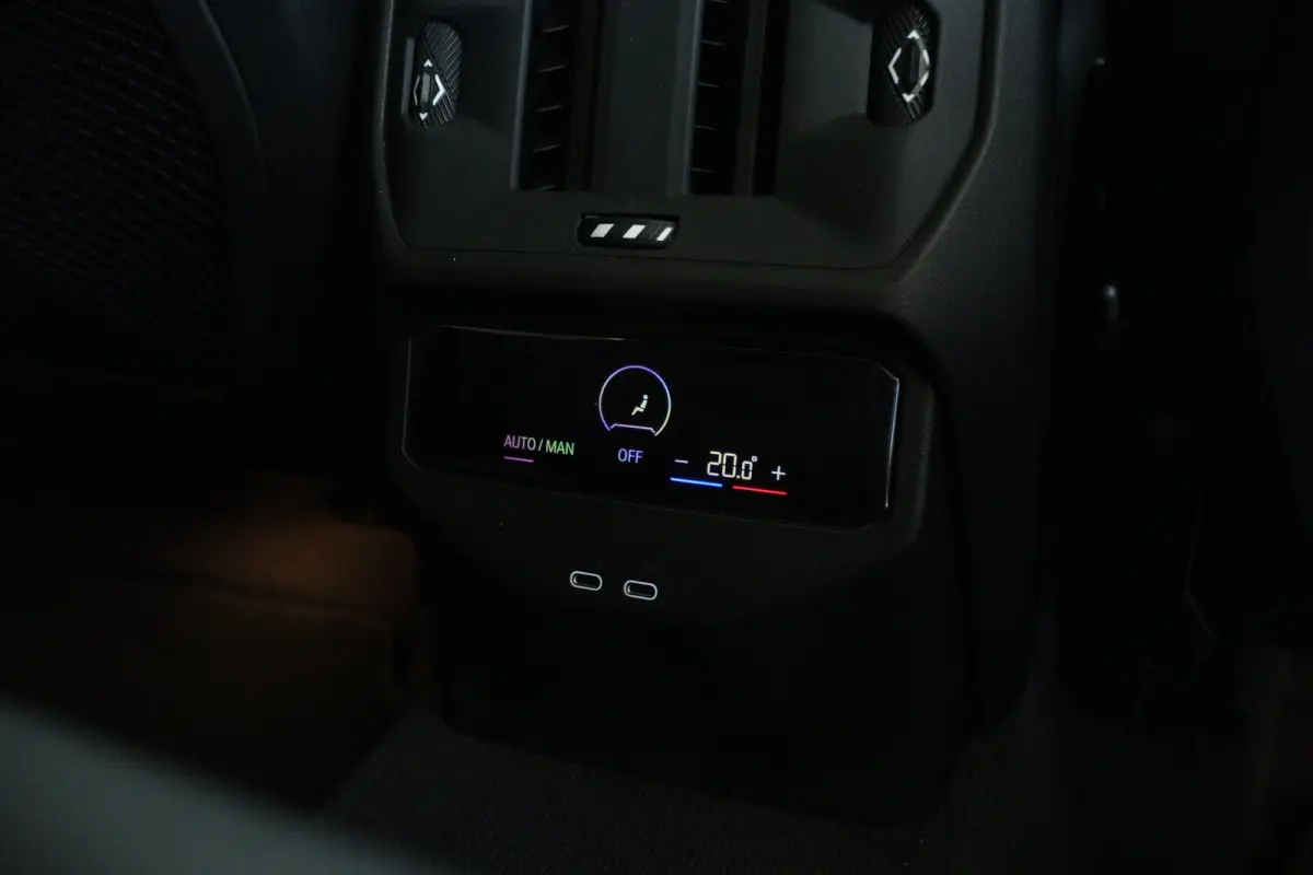 30e xDrive M-Sport | Harman & Kardon | Head-up | 360 Camera | Panoramadak | Stoelverwarming | Iconic Glow | Memory | Adaptief Led |