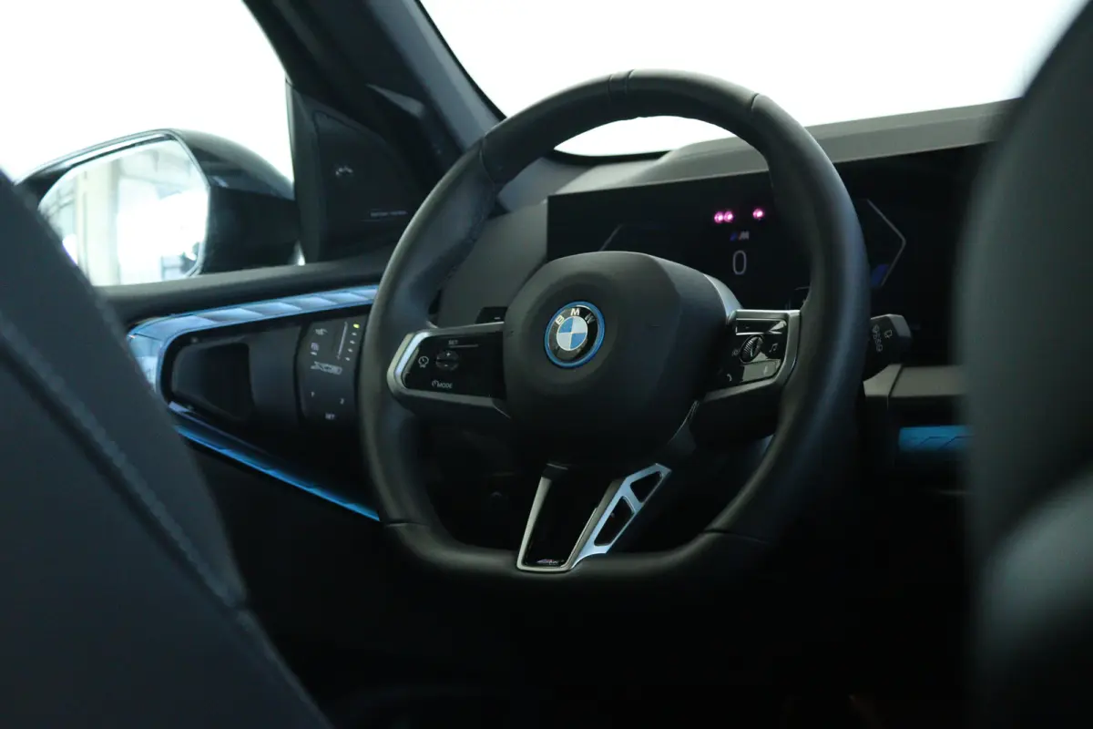30e xDrive M-Sport | Harman & Kardon | Head-up | 360 Camera | Panoramadak | Stoelverwarming | Iconic Glow | Memory | Adaptief Led |