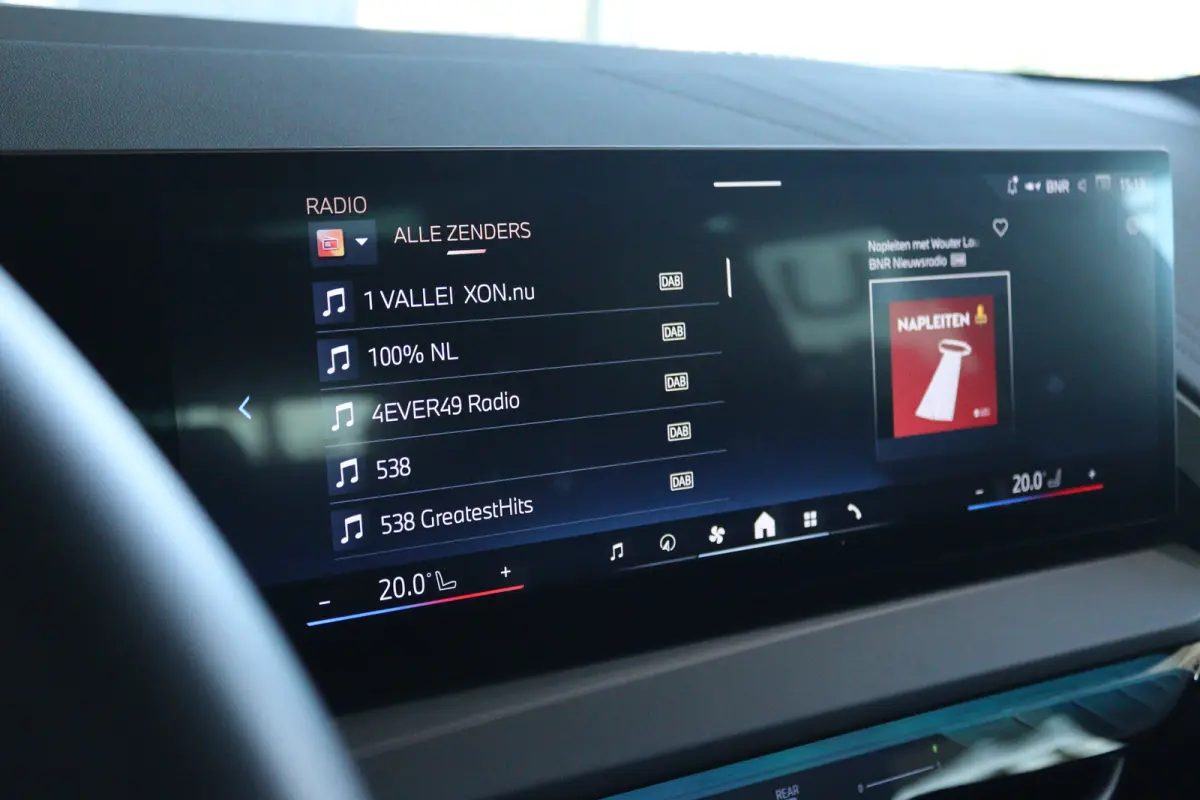 30e xDrive M-Sport | Harman & Kardon | Head-up | 360 Camera | Panoramadak | Stoelverwarming | Iconic Glow | Memory | Adaptief Led |