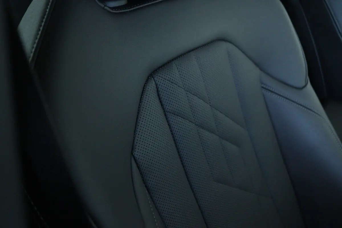30e xDrive M-Sport | Harman & Kardon | Head-up | 360 Camera | Panoramadak | Stoelverwarming | Iconic Glow | Memory | Adaptief Led |