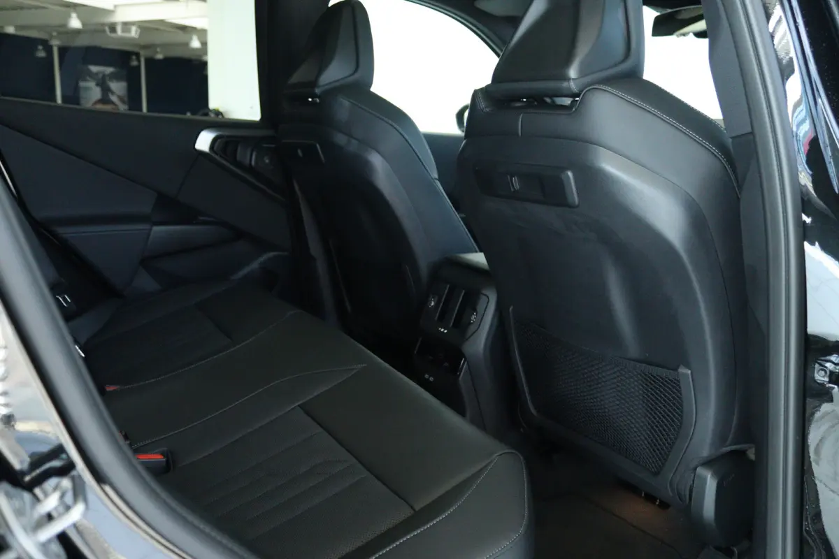 30e xDrive M-Sport | Harman & Kardon | Head-up | 360 Camera | Panoramadak | Stoelverwarming | Iconic Glow | Memory | Adaptief Led |