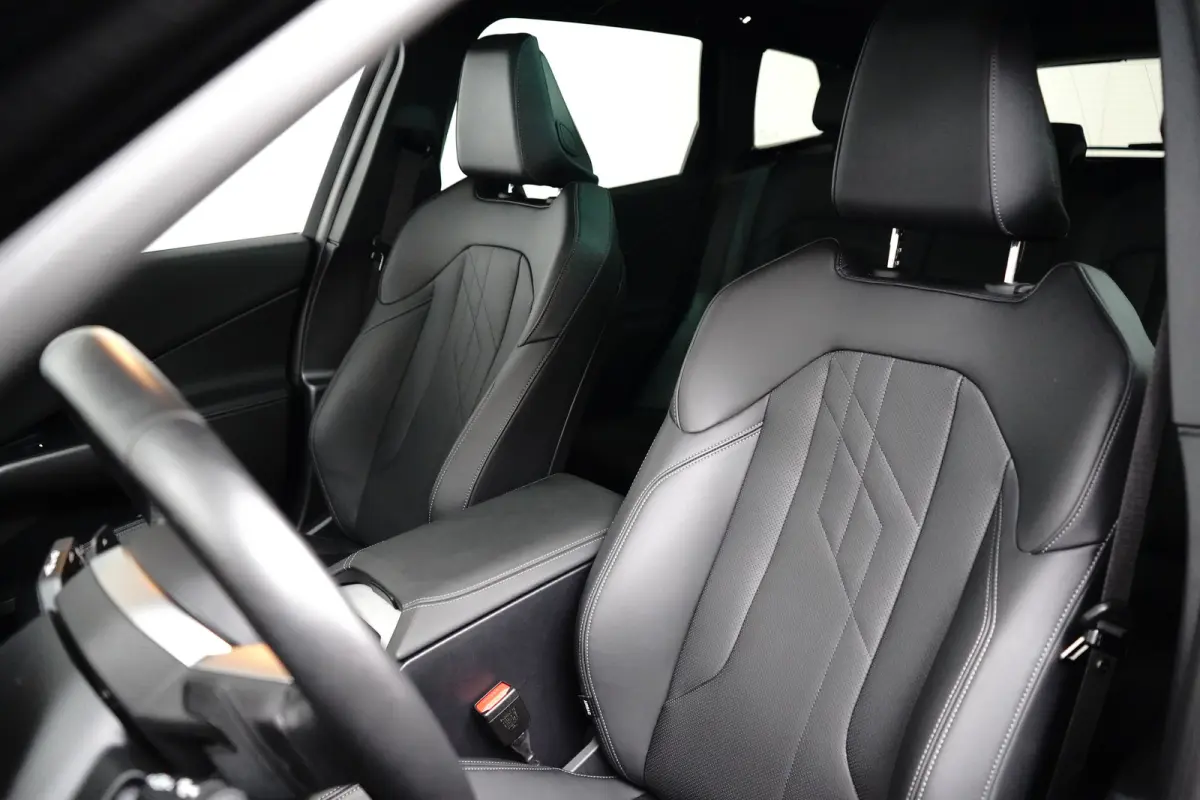 30e xDrive M-Sport | Harman & Kardon | Head-up | 360 Camera | Panoramadak | Stoelverwarming | Iconic Glow | Memory | Adaptief Led |