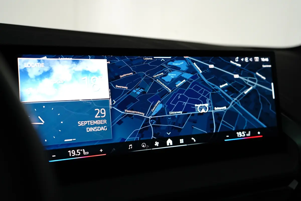 30e xDrive M-Sport | Harman & Kardon | Head-up | 360 Camera | Panoramadak | Stoelverwarming | Iconic Glow | Memory | Adaptief Led |