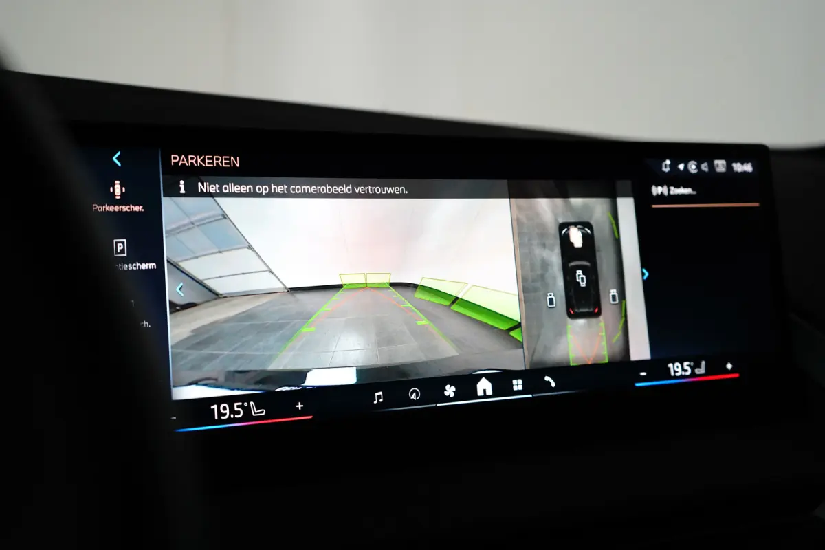 30e xDrive M-Sport | Harman & Kardon | Head-up | 360 Camera | Panoramadak | Stoelverwarming | Iconic Glow | Memory | Adaptief Led |