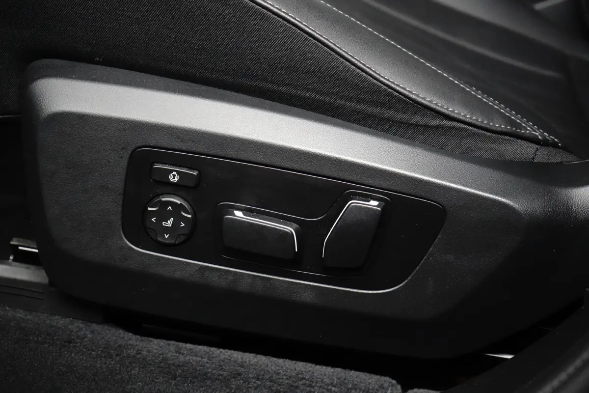 30e xDrive M-Sport | Harman & Kardon | Head-up | 360 Camera | Panoramadak | Stoelverwarming | Iconic Glow | Memory | Adaptief Led |