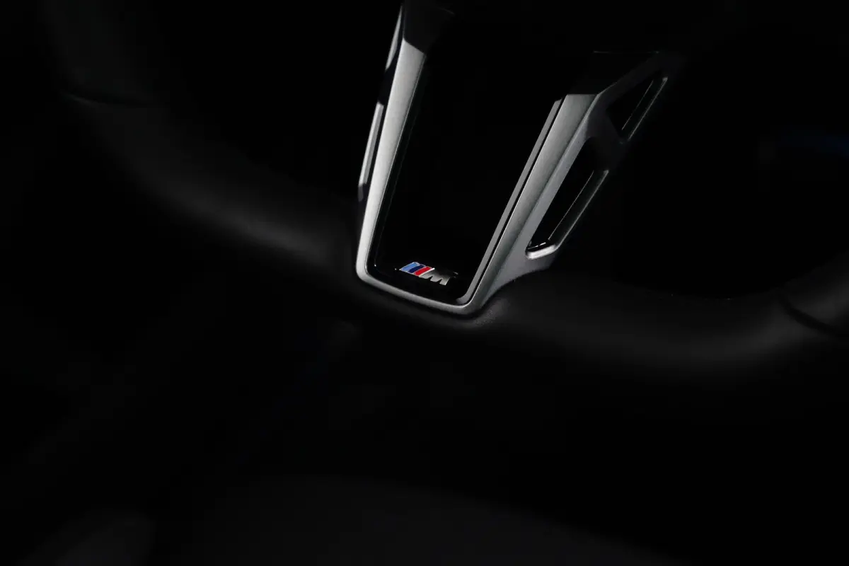 30e xDrive M-Sport | Harman & Kardon | Head-up | 360 Camera | Panoramadak | Stoelverwarming | Iconic Glow | Memory | Adaptief Led |