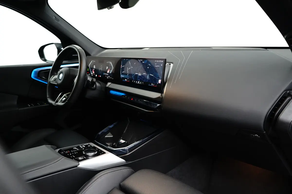 30e xDrive M-Sport | Harman & Kardon | Head-up | 360 Camera | Panoramadak | Stoelverwarming | Iconic Glow | Memory | Adaptief Led |