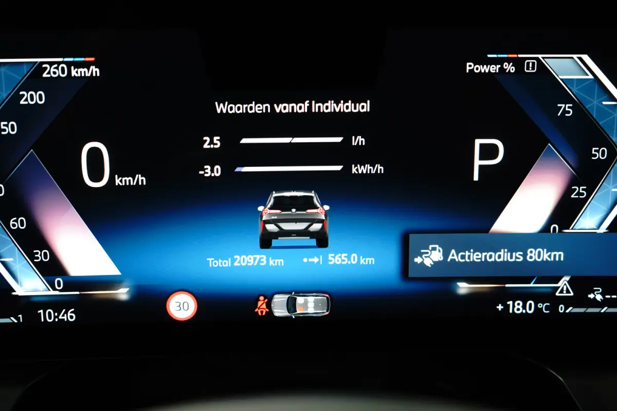 30e xDrive M-Sport | Harman & Kardon | Head-up | 360 Camera | Panoramadak | Stoelverwarming | Iconic Glow | Memory | Adaptief Led |