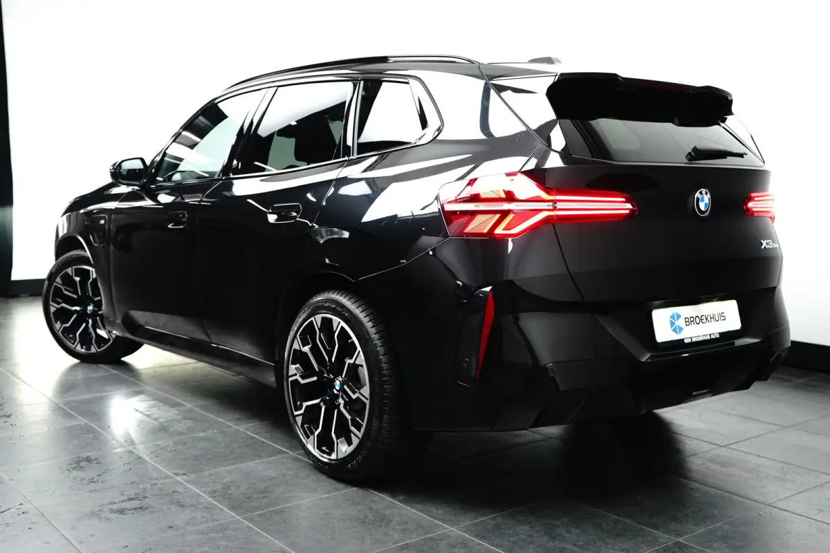 30e xDrive M-Sport | Harman & Kardon | Head-up | 360 Camera | Panoramadak | Stoelverwarming | Iconic Glow | Memory | Adaptief Led |