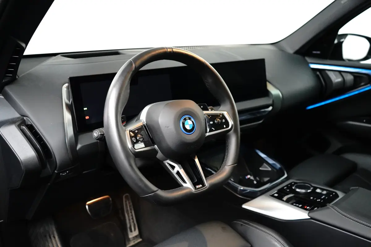 30e xDrive M-Sport | Harman & Kardon | Head-up | 360 Camera | Panoramadak | Stoelverwarming | Iconic Glow | Memory | Adaptief Led |
