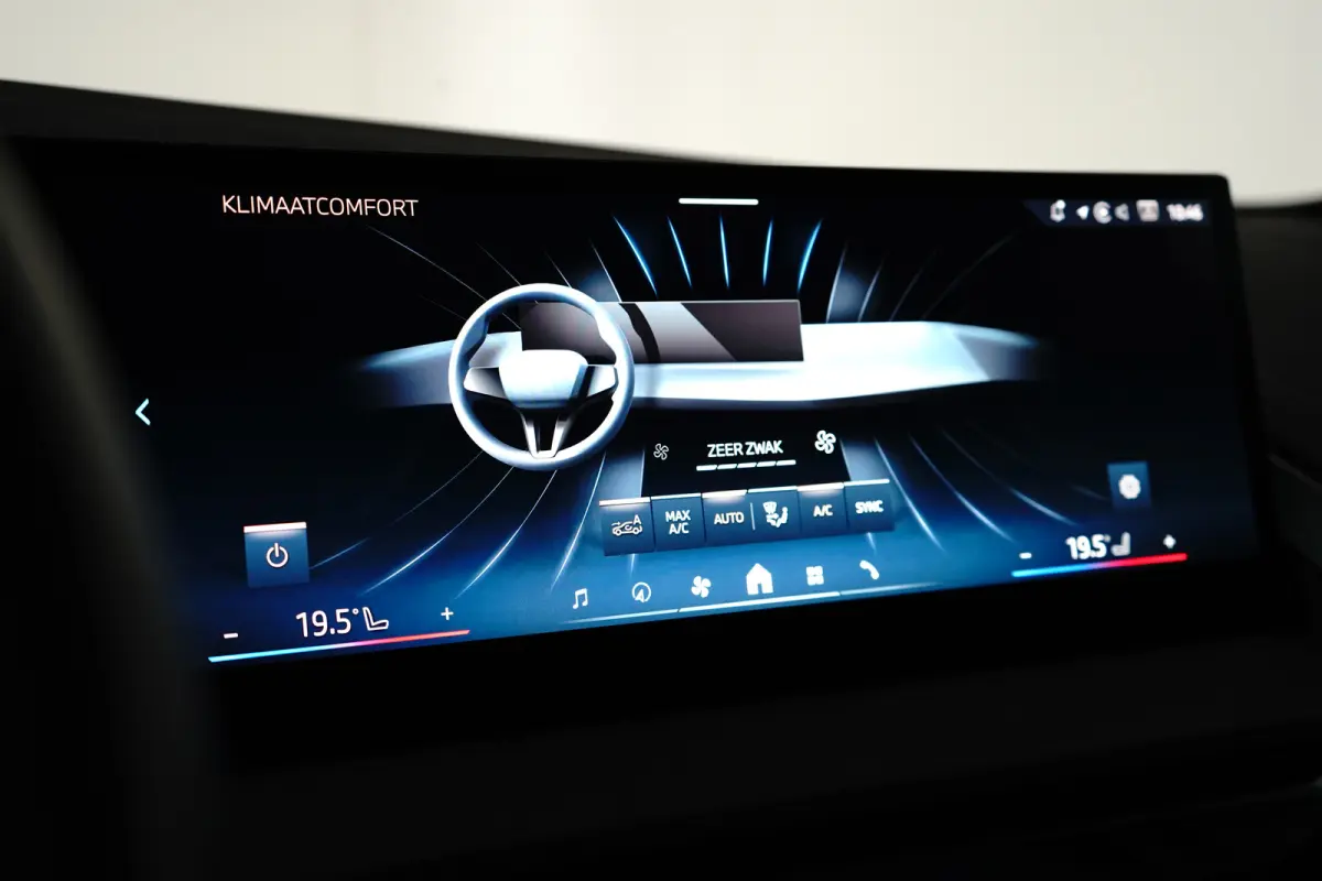 30e xDrive M-Sport | Harman & Kardon | Head-up | 360 Camera | Panoramadak | Stoelverwarming | Iconic Glow | Memory | Adaptief Led |