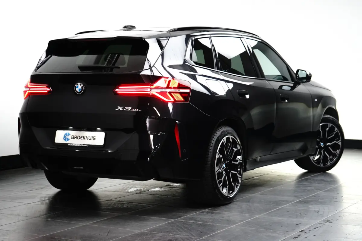 30e xDrive M-Sport | Harman & Kardon | Head-up | 360 Camera | Panoramadak | Stoelverwarming | Iconic Glow | Memory | Adaptief Led |