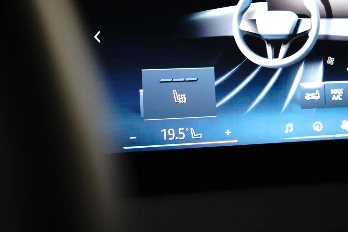 30e xDrive M-Sport | Harman & Kardon | Head-up | 360 Camera | Panoramadak | Stoelverwarming | Iconic Glow | Memory | Adaptief Led |