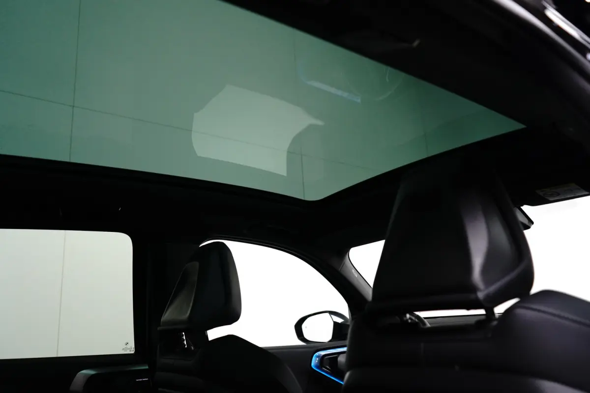 30e xDrive M-Sport | Harman & Kardon | Head-up | 360 Camera | Panoramadak | Stoelverwarming | Iconic Glow | Memory | Adaptief Led |