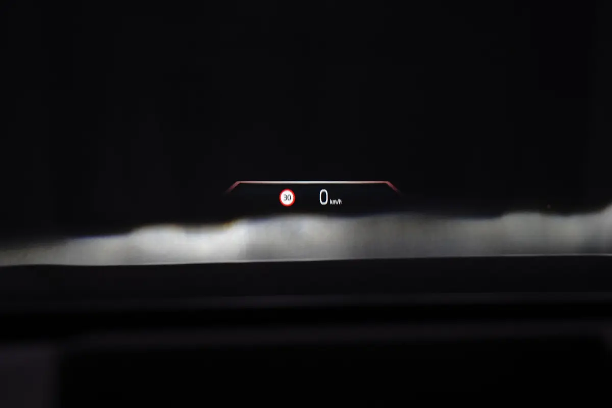 30e xDrive M-Sport | Harman & Kardon | Head-up | 360 Camera | Panoramadak | Stoelverwarming | Iconic Glow | Memory | Adaptief Led |