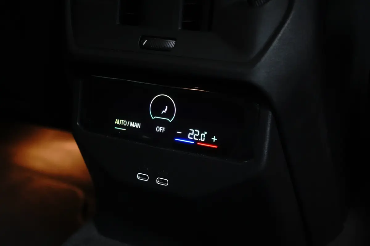 30e xDrive M-Sport | Harman & Kardon | Head-up | 360 Camera | Panoramadak | Stoelverwarming | Iconic Glow | Memory | Adaptief Led |
