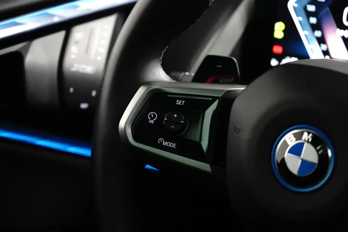 30e xDrive M-Sport | Harman & Kardon | Head-up | 360 Camera | Panoramadak | Stoelverwarming | Iconic Glow | Memory | Adaptief Led |