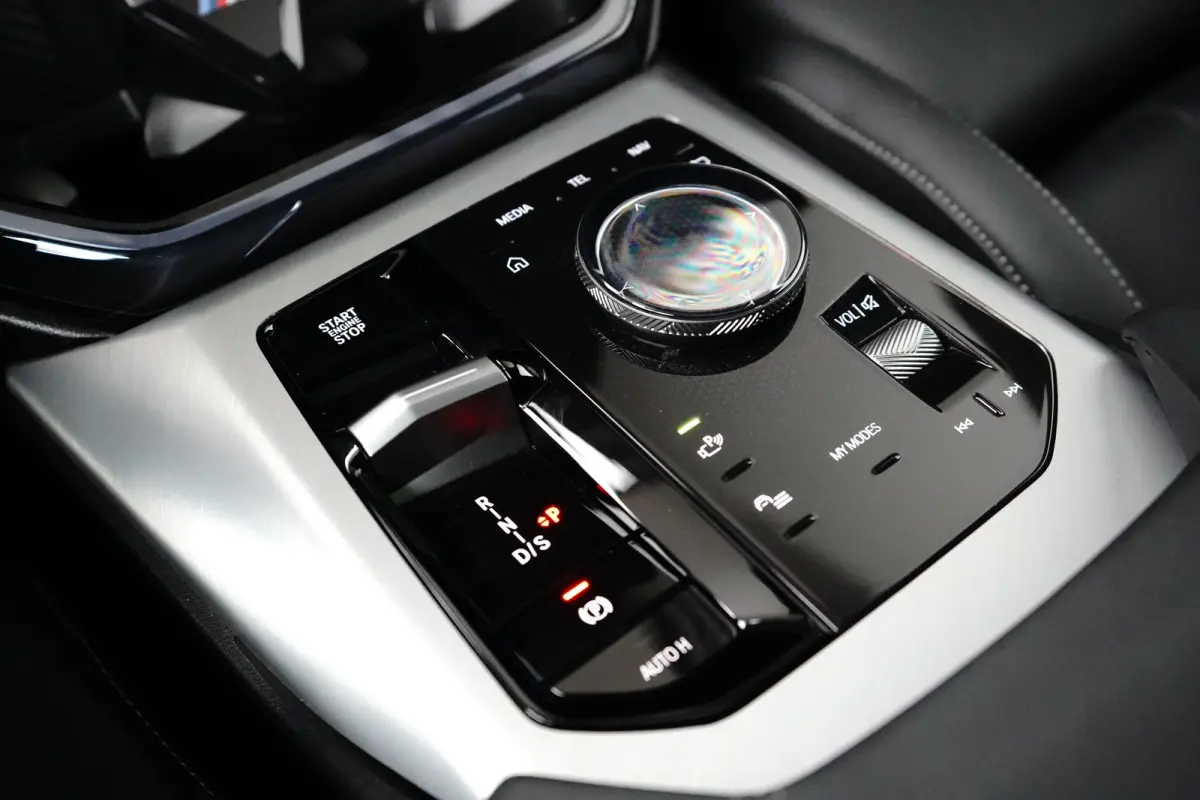 30e xDrive M-Sport | Harman & Kardon | Head-up | 360 Camera | Panoramadak | Stoelverwarming | Iconic Glow | Memory | Adaptief Led |