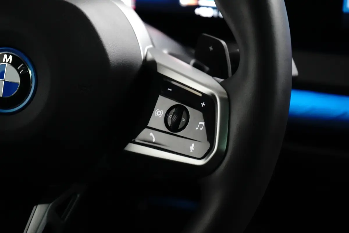 30e xDrive M-Sport | Harman & Kardon | Head-up | 360 Camera | Panoramadak | Stoelverwarming | Iconic Glow | Memory | Adaptief Led |
