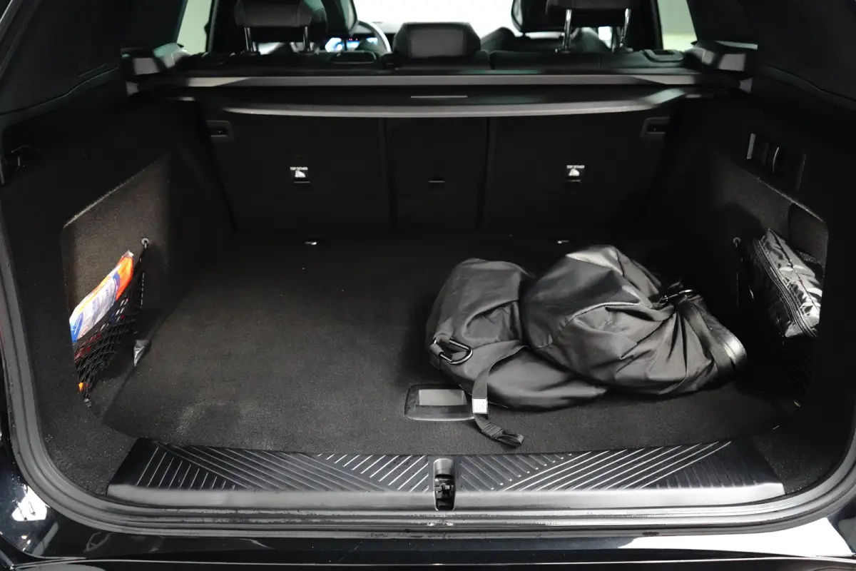 30e xDrive M-Sport | Harman & Kardon | Head-up | 360 Camera | Panoramadak | Stoelverwarming | Iconic Glow | Memory | Adaptief Led |