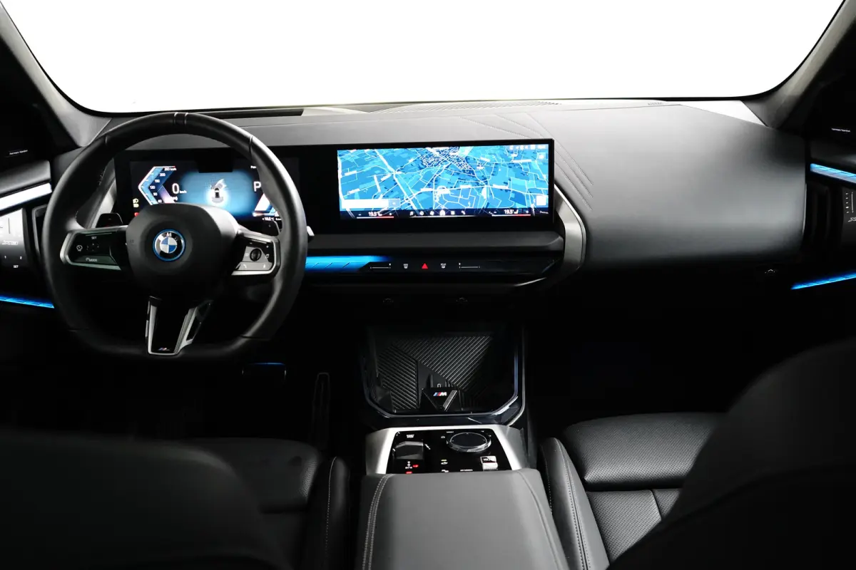 30e xDrive M-Sport | Harman & Kardon | Head-up | 360 Camera | Panoramadak | Stoelverwarming | Iconic Glow | Memory | Adaptief Led |