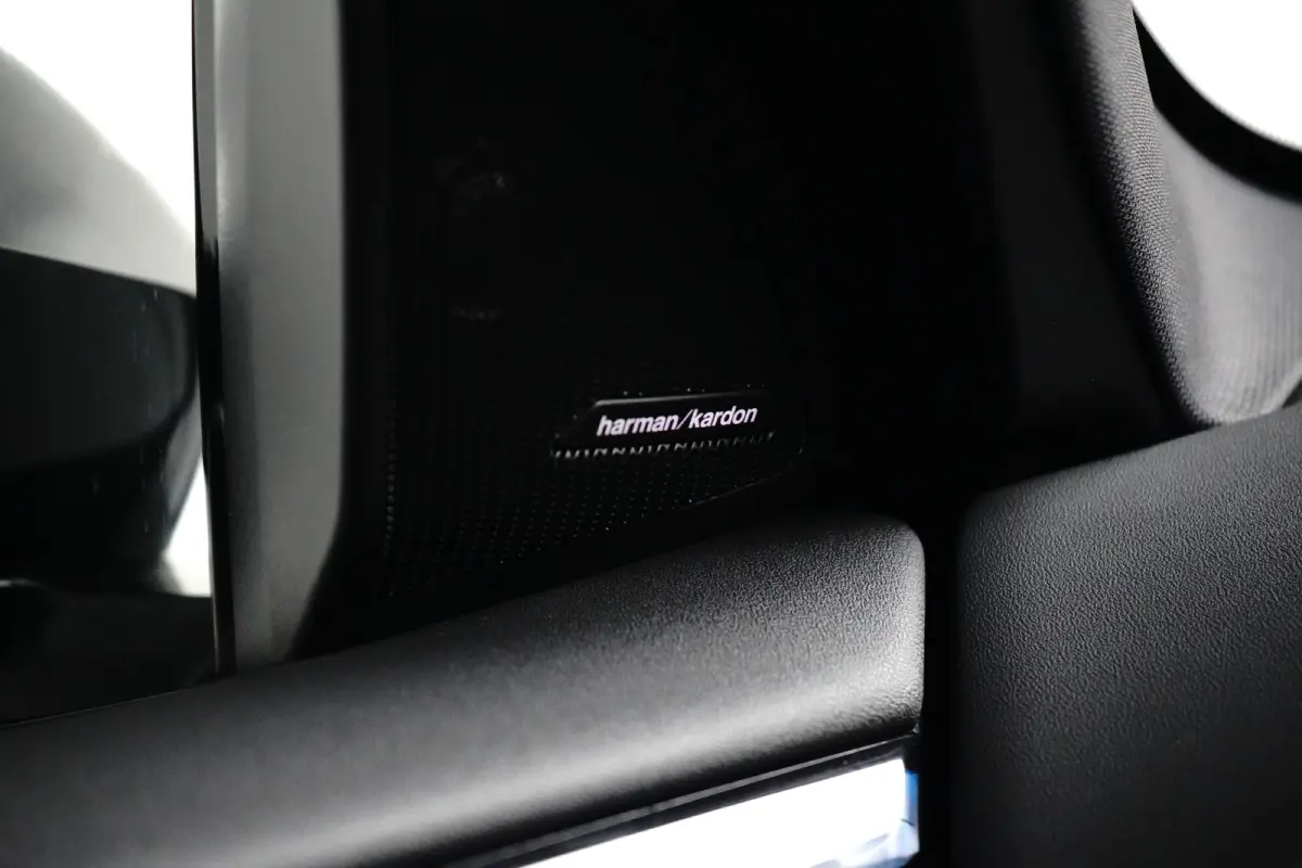 30e xDrive M-Sport | Harman & Kardon | Head-up | 360 Camera | Panoramadak | Stoelverwarming | Iconic Glow | Memory | Adaptief Led |