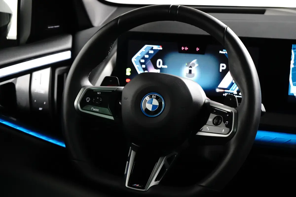 30e xDrive M-Sport | Harman & Kardon | Head-up | 360 Camera | Panoramadak | Stoelverwarming | Iconic Glow | Memory | Adaptief Led |