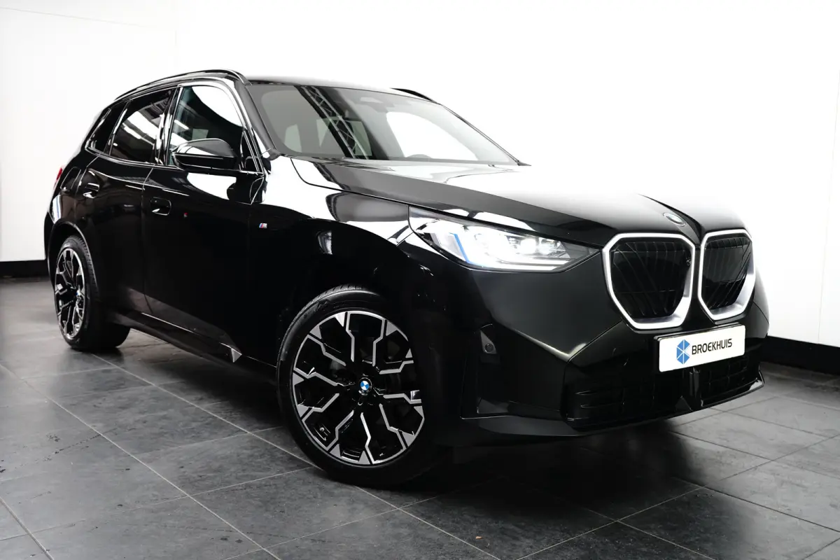 30e xDrive M-Sport | Harman & Kardon | Head-up | 360 Camera | Panoramadak | Stoelverwarming | Iconic Glow | Memory | Adaptief Led |