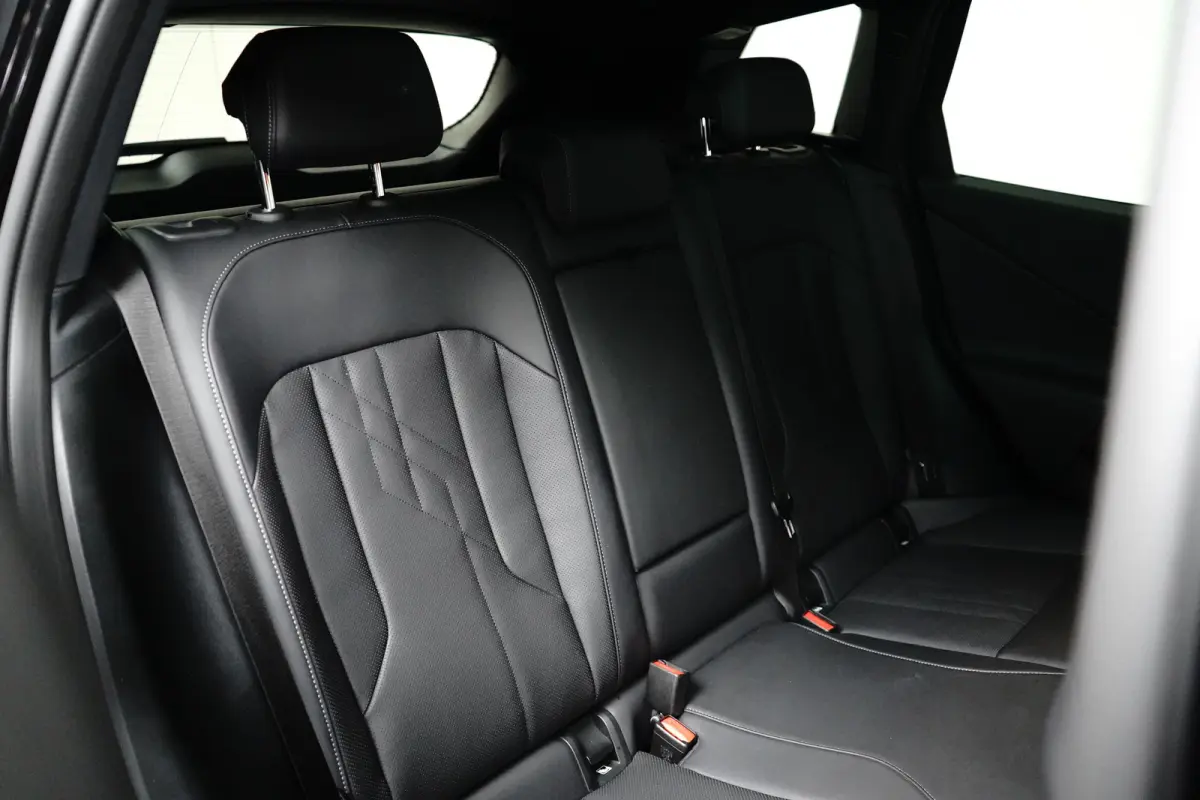 30e xDrive M-Sport | Harman & Kardon | Head-up | 360 Camera | Panoramadak | Stoelverwarming | Iconic Glow | Memory | Adaptief Led |