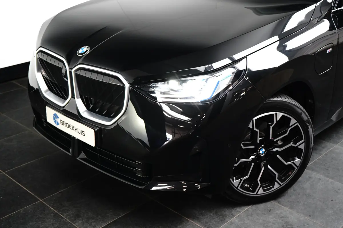 30e xDrive M-Sport | Harman & Kardon | Head-up | 360 Camera | Panoramadak | Stoelverwarming | Iconic Glow | Memory | Adaptief Led |