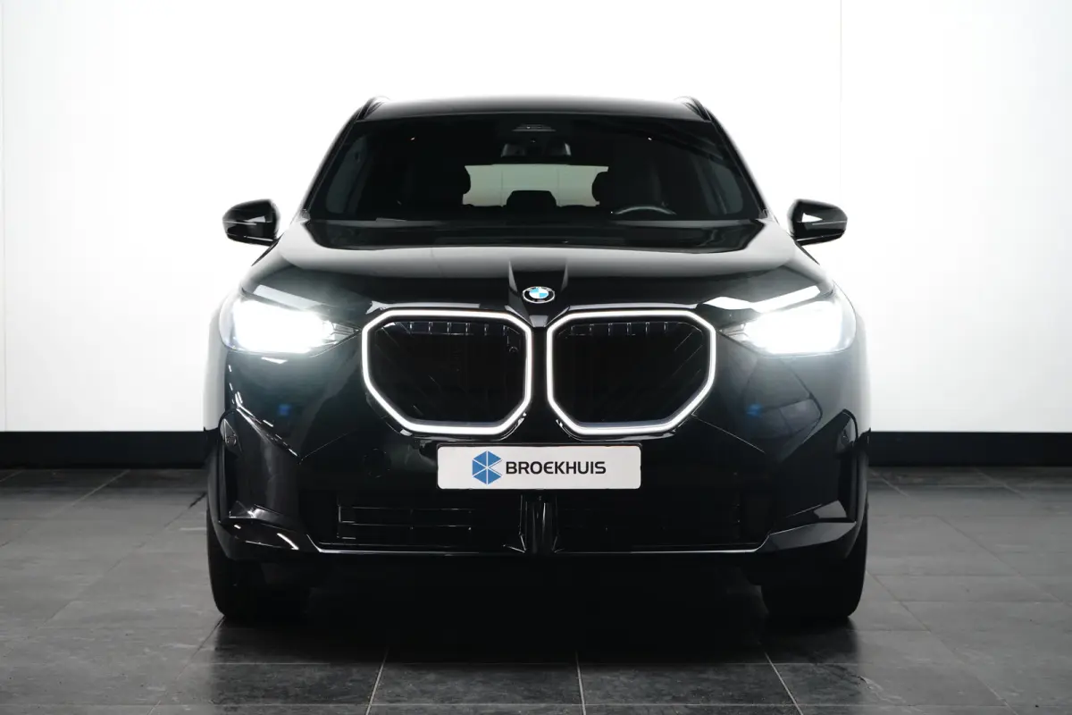 30e xDrive M-Sport | Harman & Kardon | Head-up | 360 Camera | Panoramadak | Stoelverwarming | Iconic Glow | Memory | Adaptief Led |