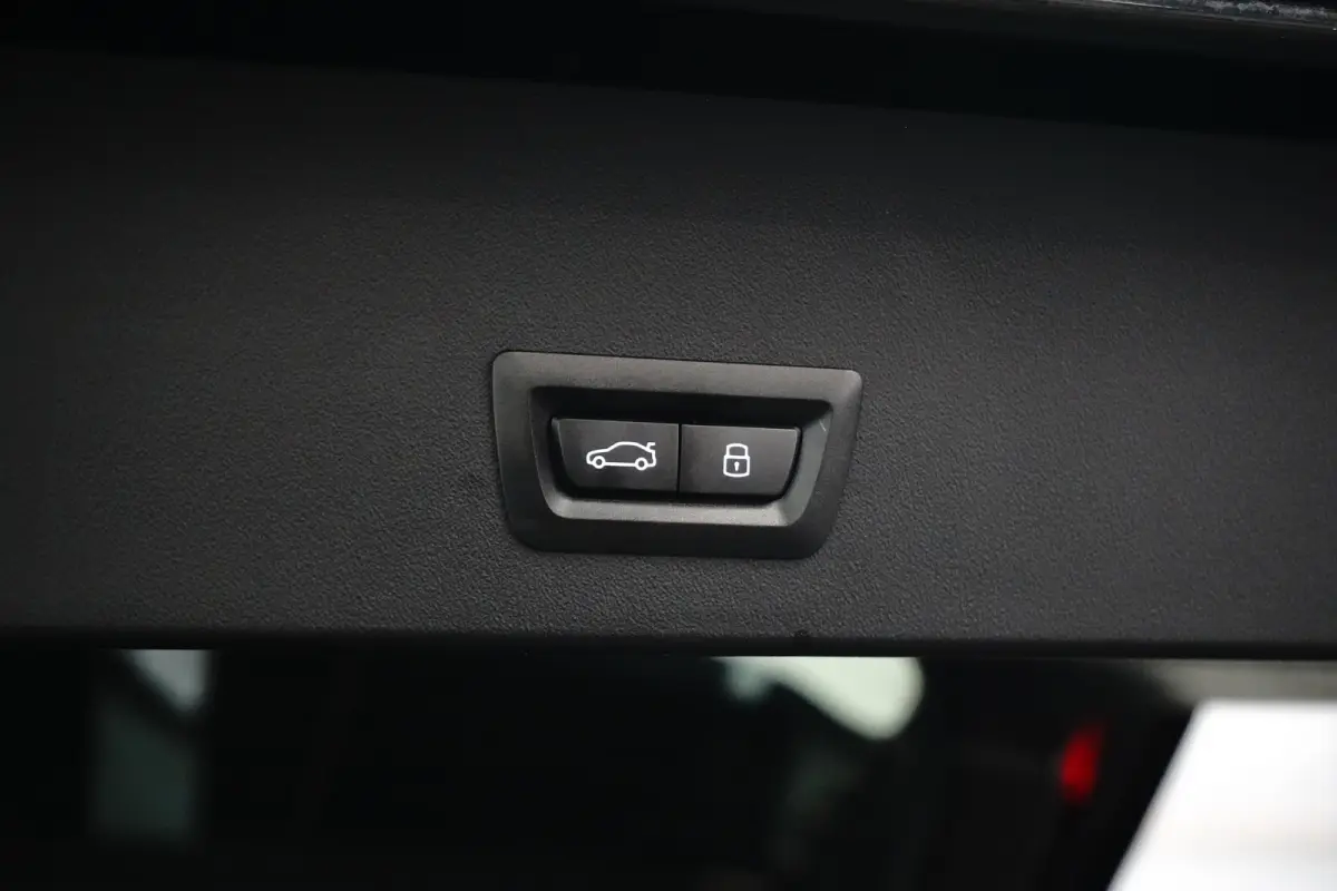 30e xDrive M-Sport | Harman & Kardon | Head-up | 360 Camera | Panoramadak | Stoelverwarming | Iconic Glow | Memory | Adaptief Led |