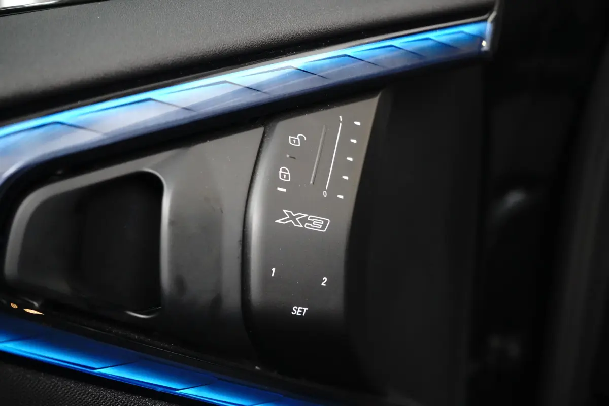 30e xDrive M-Sport | Harman & Kardon | Head-up | 360 Camera | Panoramadak | Stoelverwarming | Iconic Glow | Memory | Adaptief Led |