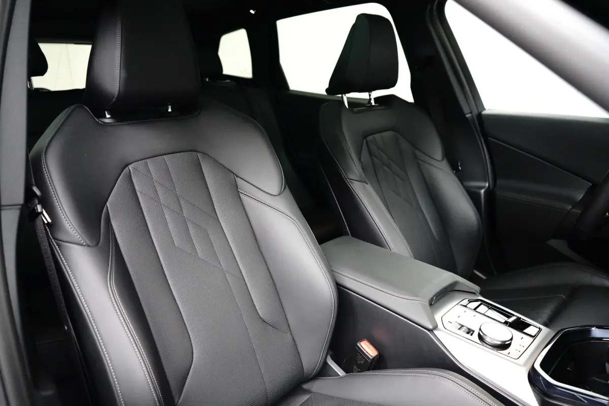 30e xDrive M-Sport | Harman & Kardon | Head-up | 360 Camera | Panoramadak | Stoelverwarming | Iconic Glow | Memory | Adaptief Led |