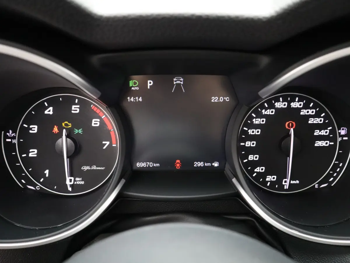 2.0 T AWD B-Tech 280 Pk | Panoramisch schuifdak | Elek. stoelen | Stoel en stuurverwarming | Adaptive Cruise Control | Dodehoekdetectie | Elek. achterklep