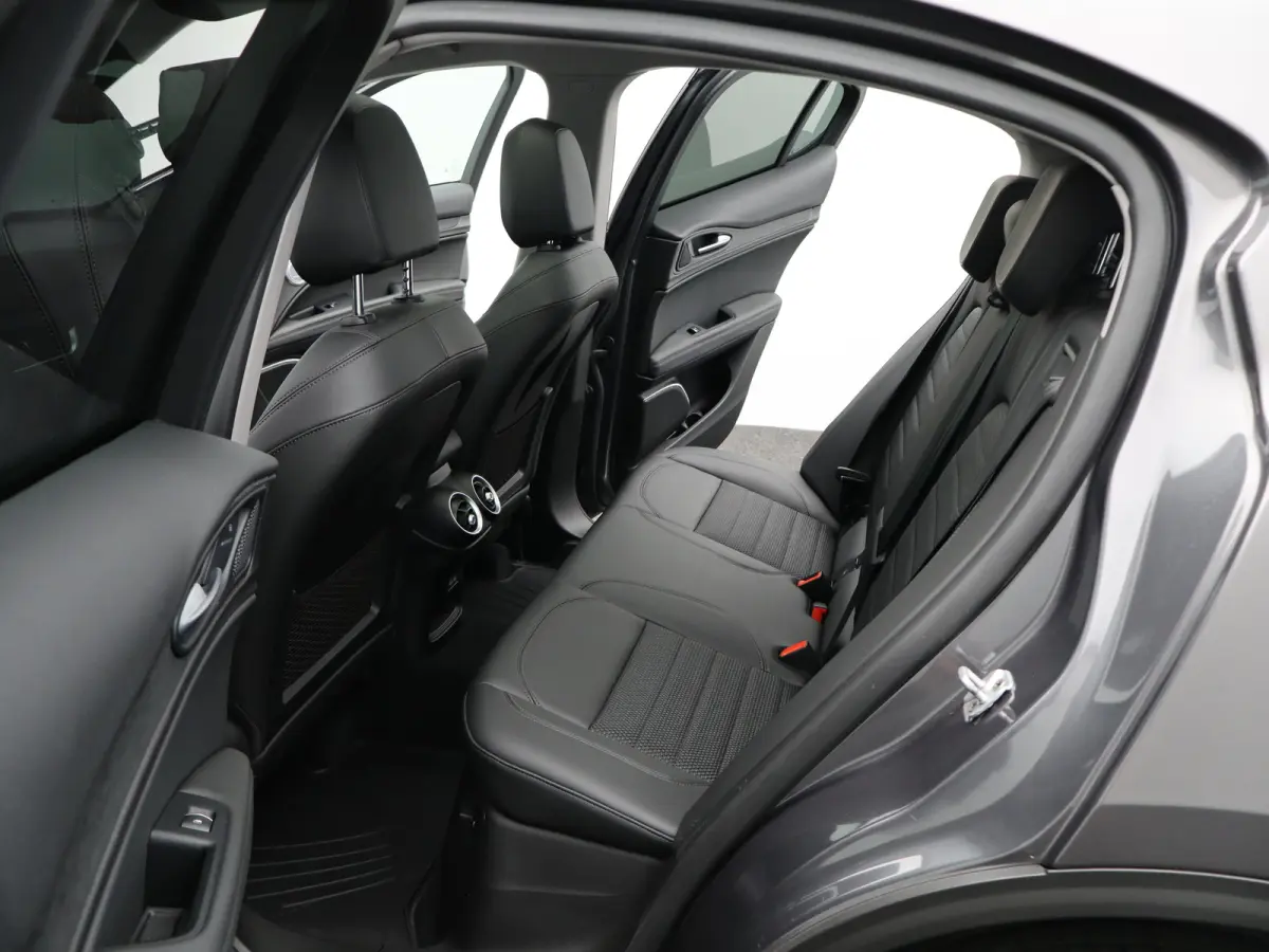 2.0 T AWD B-Tech 280 Pk | Panoramisch schuifdak | Elek. stoelen | Stoel en stuurverwarming | Adaptive Cruise Control | Dodehoekdetectie | Elek. achterklep