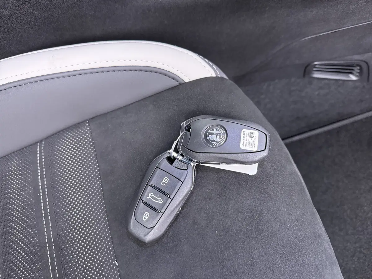 1.2 Turbo Hybrid Ibrida Sport Speciale | Achterbank in delen neerklapbaar | Achteruitrijcamera | Airco (automatisch)