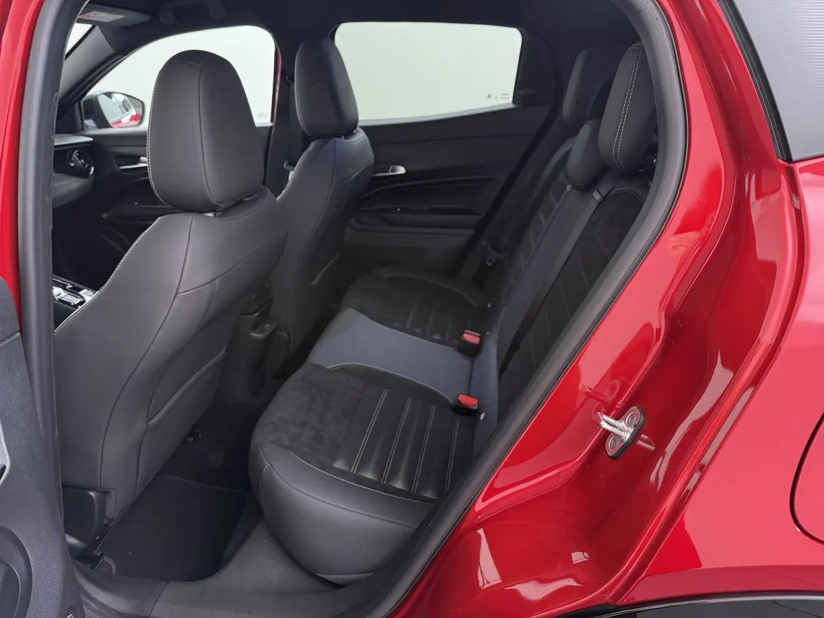 1.2 Turbo Hybrid Ibrida Sport Speciale | Achterbank in delen neerklapbaar | Achteruitrijcamera | Airco (automatisch)
