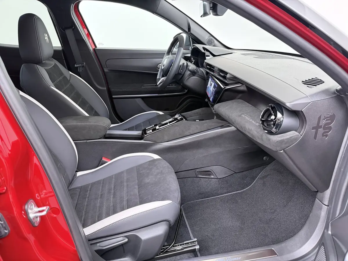 1.2 Turbo Hybrid Ibrida Sport Speciale | Achterbank in delen neerklapbaar | Achteruitrijcamera | Airco (automatisch)