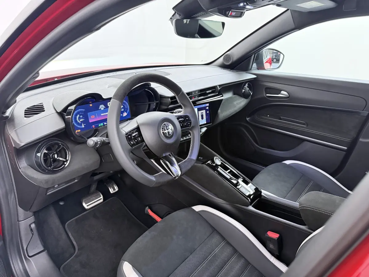 1.2 Turbo Hybrid Ibrida Sport Speciale | Achterbank in delen neerklapbaar | Achteruitrijcamera | Airco (automatisch)