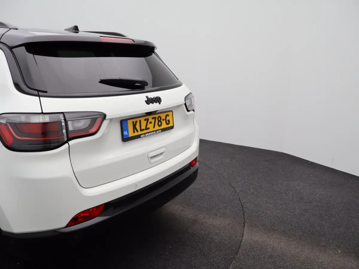 1.5T e-Hybrid S Lederen Bekleding | Camera | Stoelventilatie | Stoelverwarming | Elektrisch Verstelbare Stoel | Parkeersensoren Voor en Achter | 19" Lichtmetalen Velgen