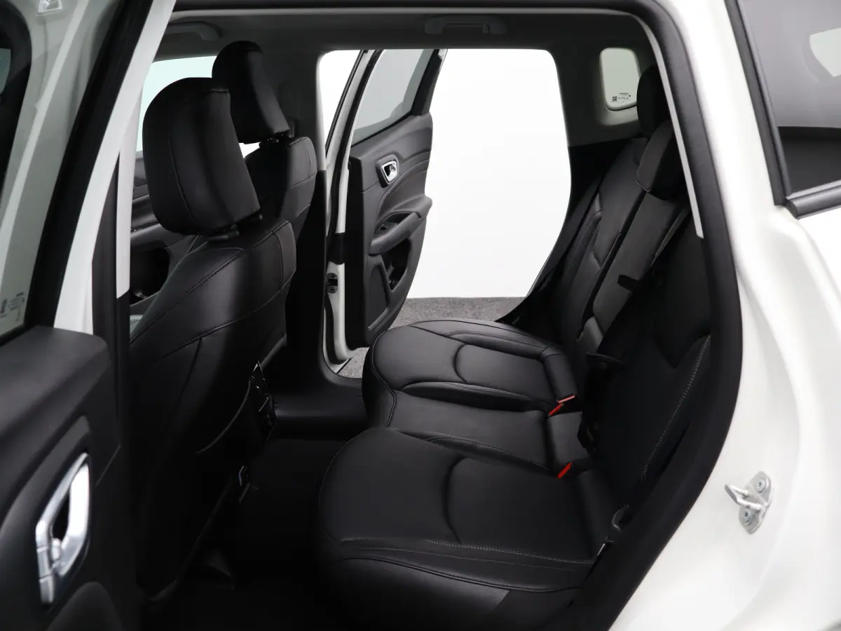 1.5T e-Hybrid S Lederen Bekleding | Camera | Stoelventilatie | Stoelverwarming | Elektrisch Verstelbare Stoel | Parkeersensoren Voor en Achter | 19" Lichtmetalen Velgen